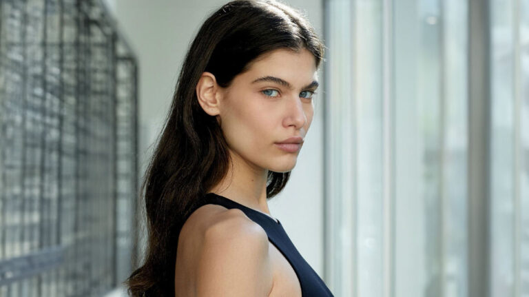 AΝΘΗ ΦΑΚΙΔΑΡΗ: Ο MADE IN GREECE «ΑΓΓΕΛΟΣ» ΤΗΣ VICTORIA’S SECRET ΟΜΟΡΦΑΙΝΕΙ ΚΙ ΑΛΛΟ ΤΗΝ ΜΥΚΟΝΟ