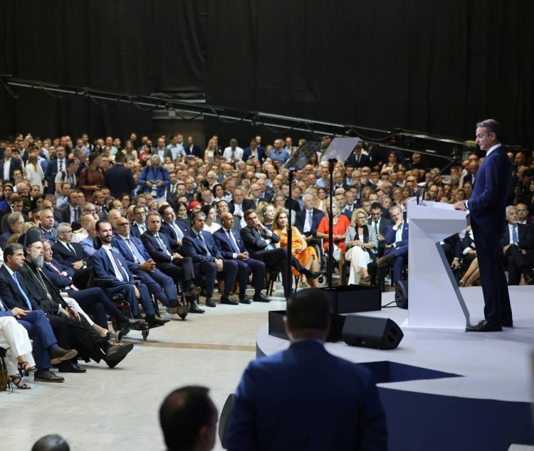 Εγκάρδια χειραψία Μητσοτάκη-Βερώνη στην 89η ΔΕΘ – Πρόσκληση του πρωθυπουργού για επίσκεψη στο Μαξίμου