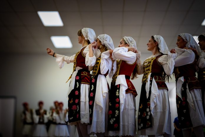 greek-sirtaki-dancers-7