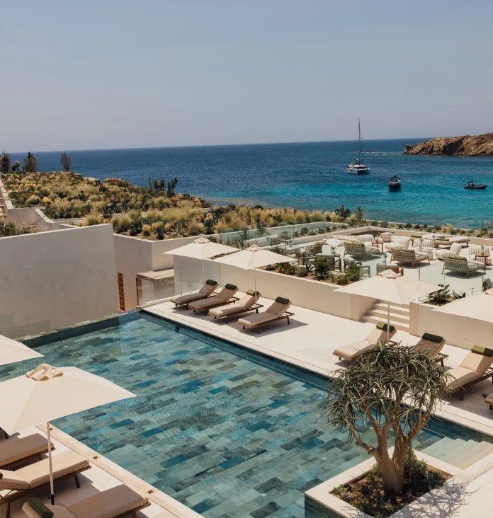 barriere-fouquets-mykonos-filters_format(webp)_quality(80)